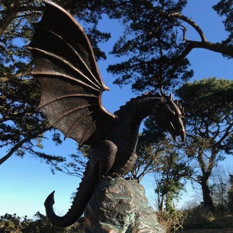 Maestosa scultura fontana di drago sputafuoco