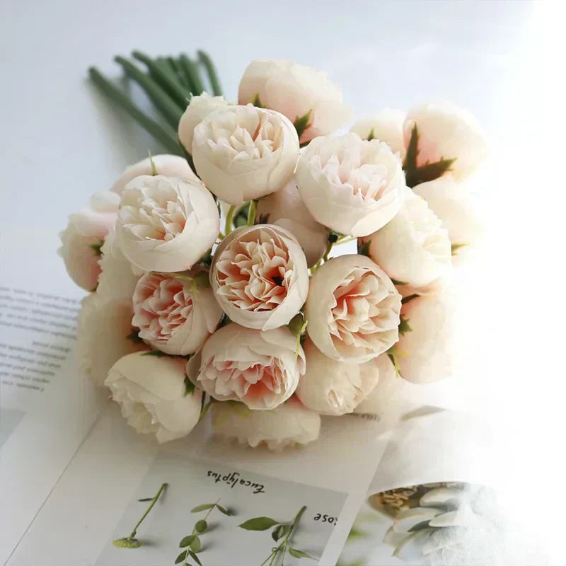 Bouquet di Peonie in Seta Romantico di Lyra con 27 Fiori Realistici