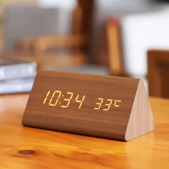 WOODSENSE – Orologio in legno LED con controllo vocale per un'elegante visualizzazione del tempo