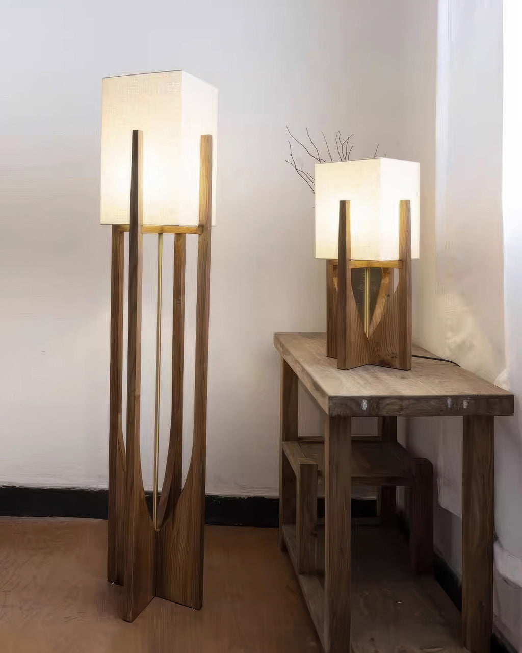 Lampada da terra – Legno & Tessuto – Naturale – 23×52 cm – Minimalista & Efficiente