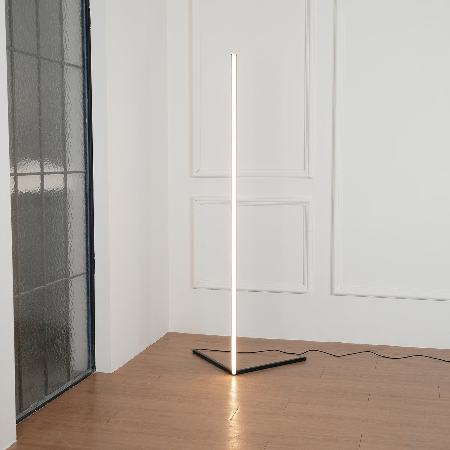 Lampada da terra – Nero opaco – Moderna – Illuminazione LED – Minimalista – Ideale per il soggiorno