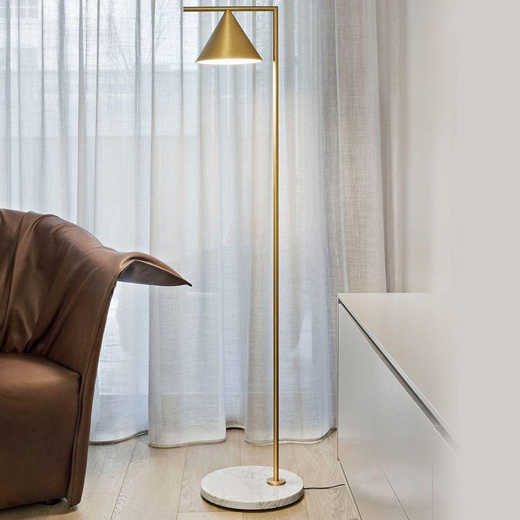 Lampada da terra – Base in marmo bianco – Acciaio/ottone – 150 cm – Design elegante per il soggiorno