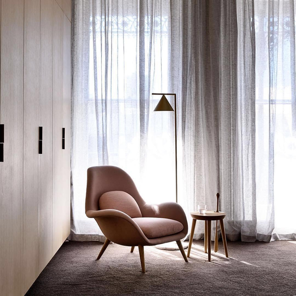 Lampada da terra – Base in marmo bianco – Acciaio/ottone – 150 cm – Design elegante per il soggiorno
