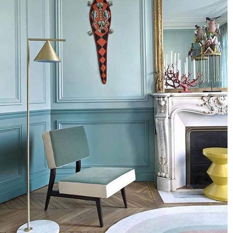 Lampada da terra – Base in marmo bianco – Acciaio/ottone – 150 cm – Design elegante per il soggiorno