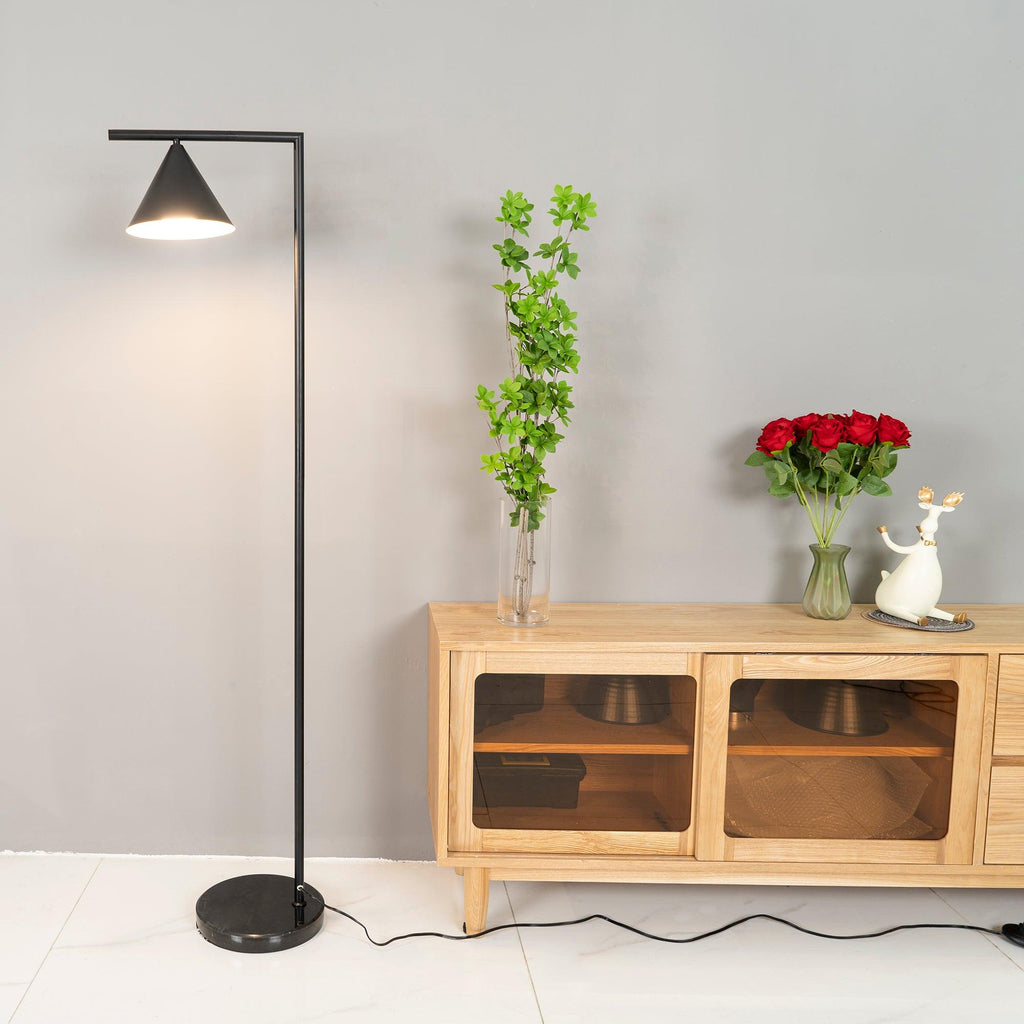 Lampada da terra – Base in marmo bianco – Acciaio/ottone – 150 cm – Design elegante per il soggiorno