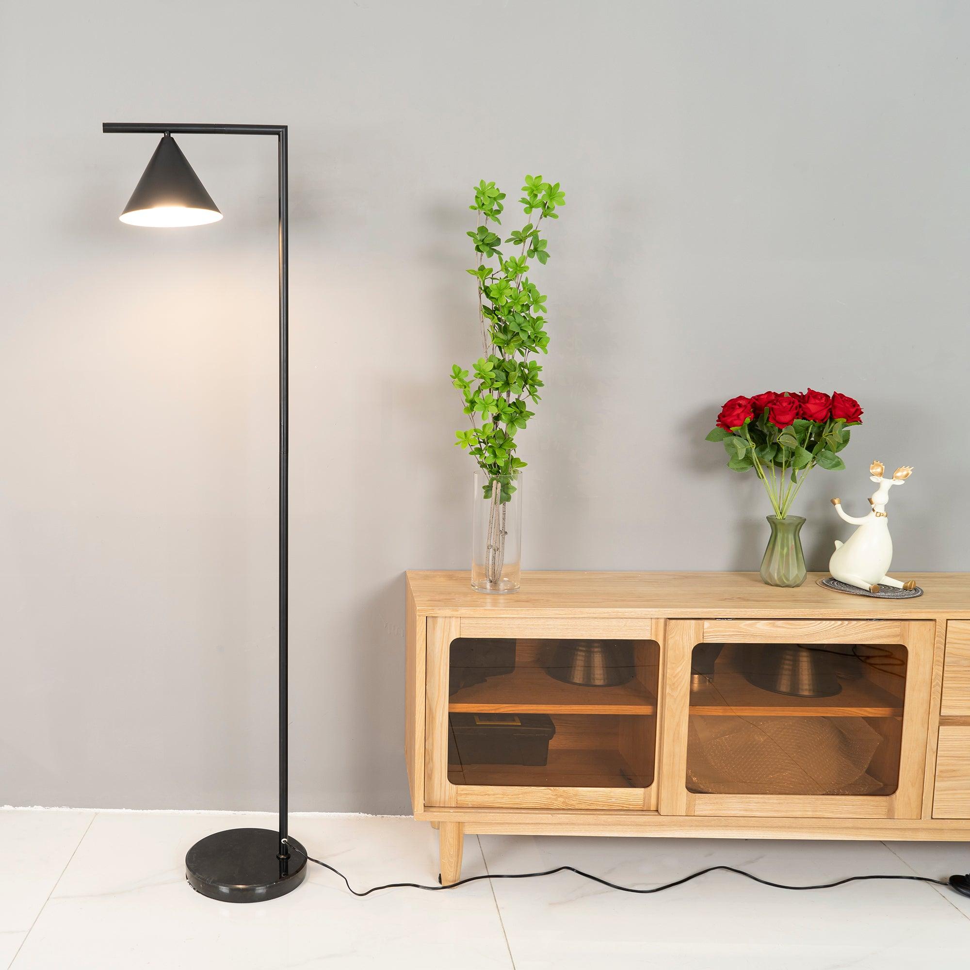 Lampada da terra – Base in marmo bianco – Acciaio/ottone – 150 cm – Design elegante per il soggiorno