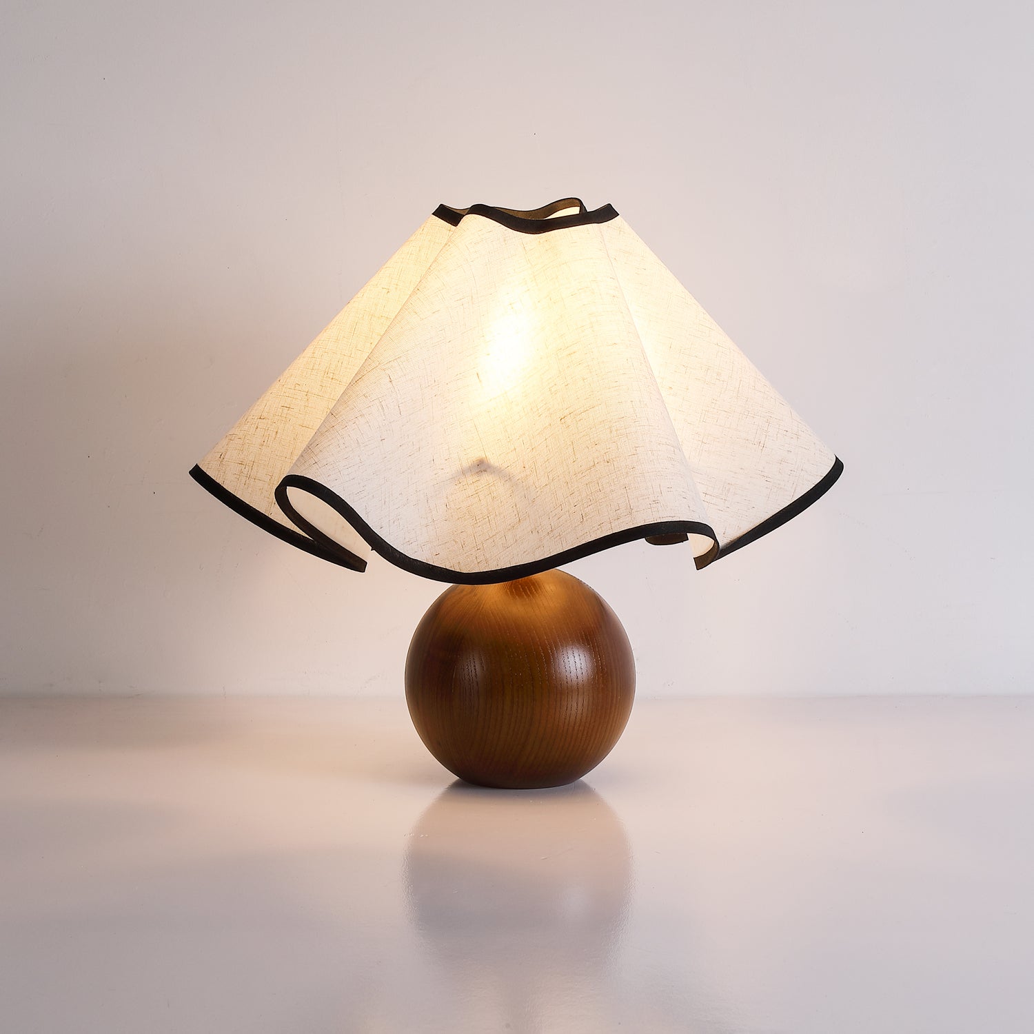 Lampada da tavolo Wave – Noce – Beige – 25×25×50 cm – Accento luminoso scultoreo per eleganza e calore