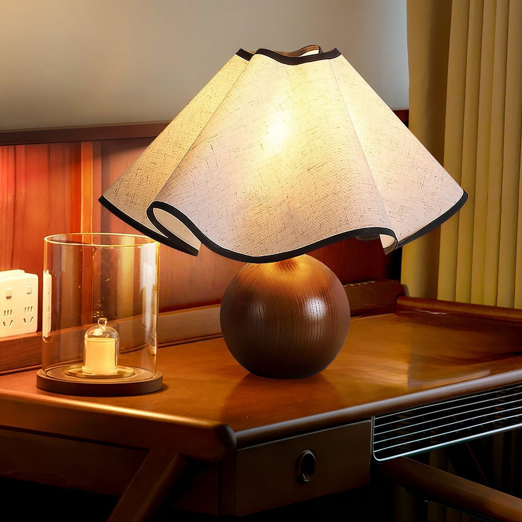 Lampada da tavolo Wave – Noce – Beige – 25×25×50 cm – Accento luminoso scultoreo per eleganza e calore
