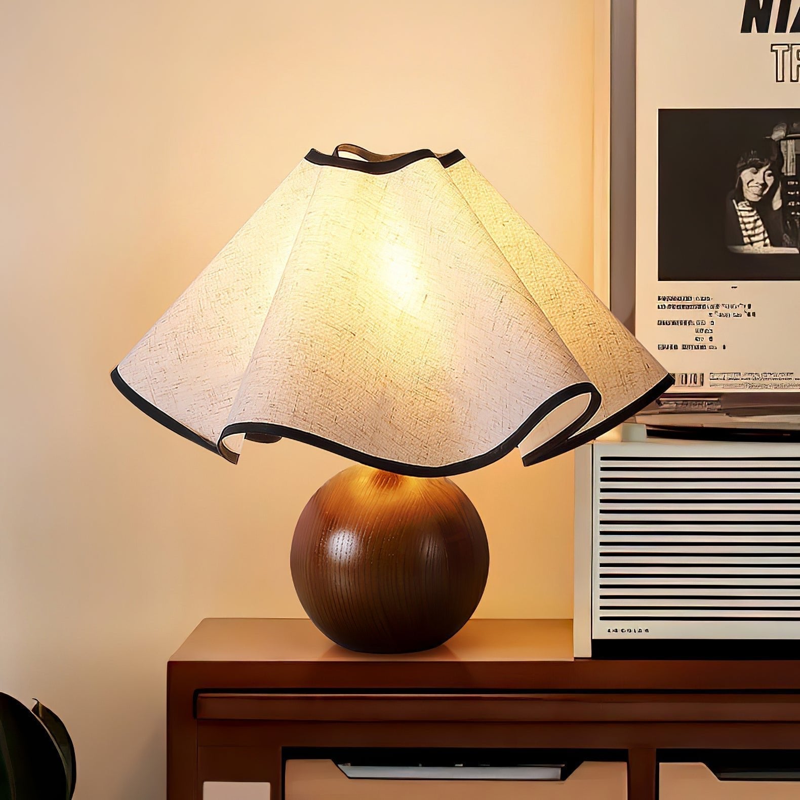 Lampada da tavolo Wave – Noce – Beige – 25×25×50 cm – Accento luminoso scultoreo per eleganza e calore