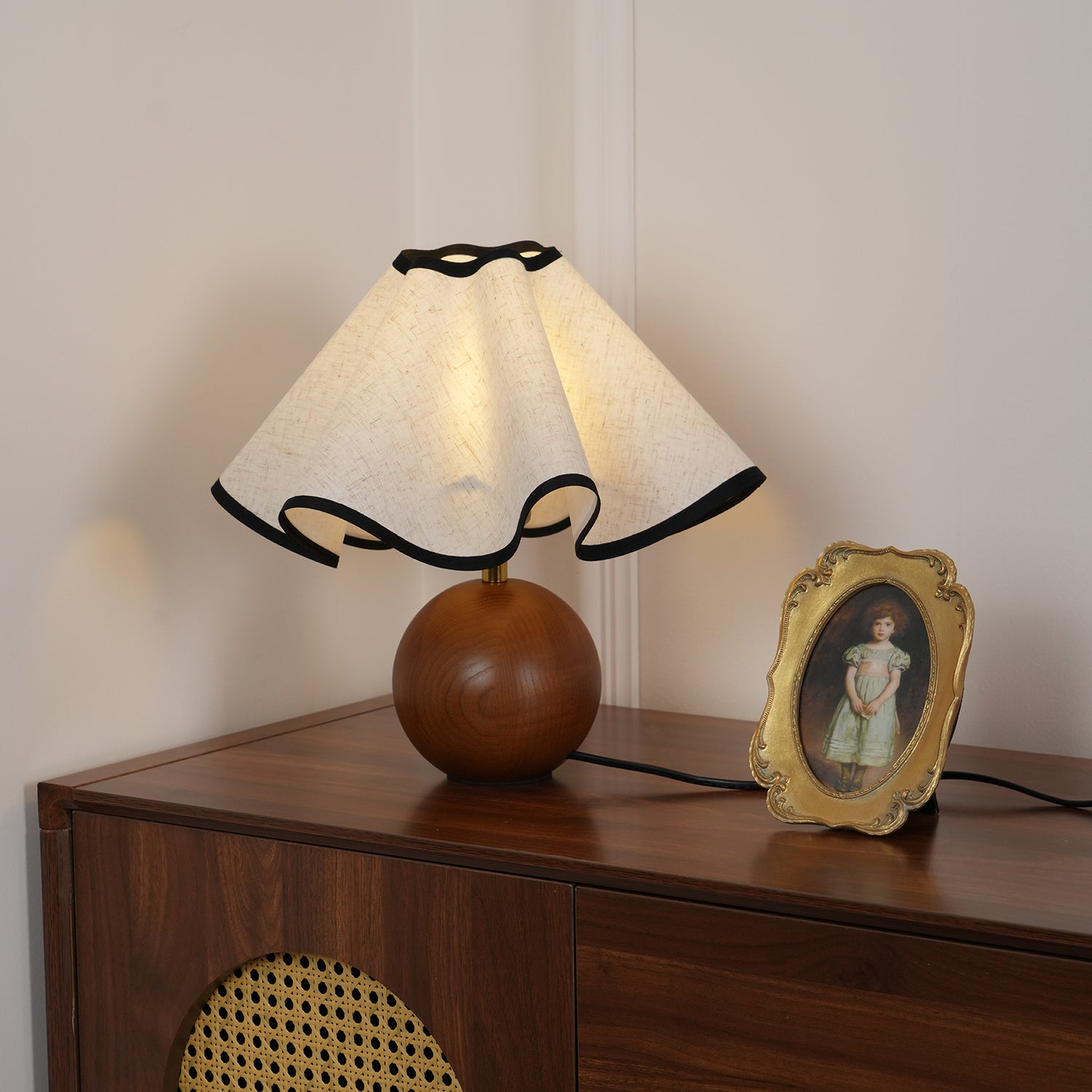 Lampada da tavolo Wave – Noce – Beige – 25×25×50 cm – Accento luminoso scultoreo per eleganza e calore