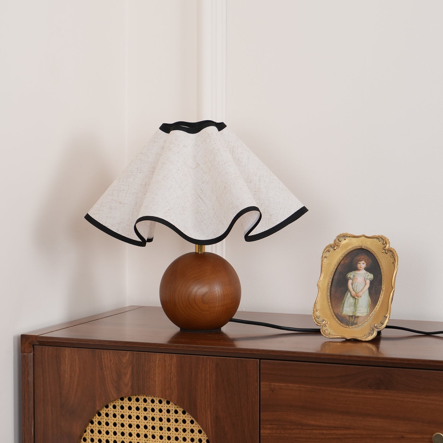 Lampada da tavolo Wave – Noce – Beige – 25×25×50 cm – Accento luminoso scultoreo per eleganza e calore