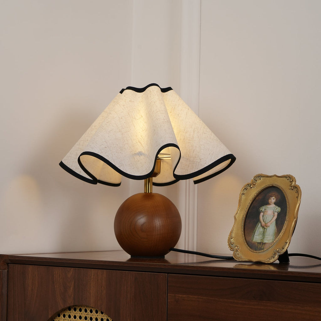 Lampada da tavolo Wave – Noce – Beige – 25×25×50 cm – Accento luminoso scultoreo per eleganza e calore