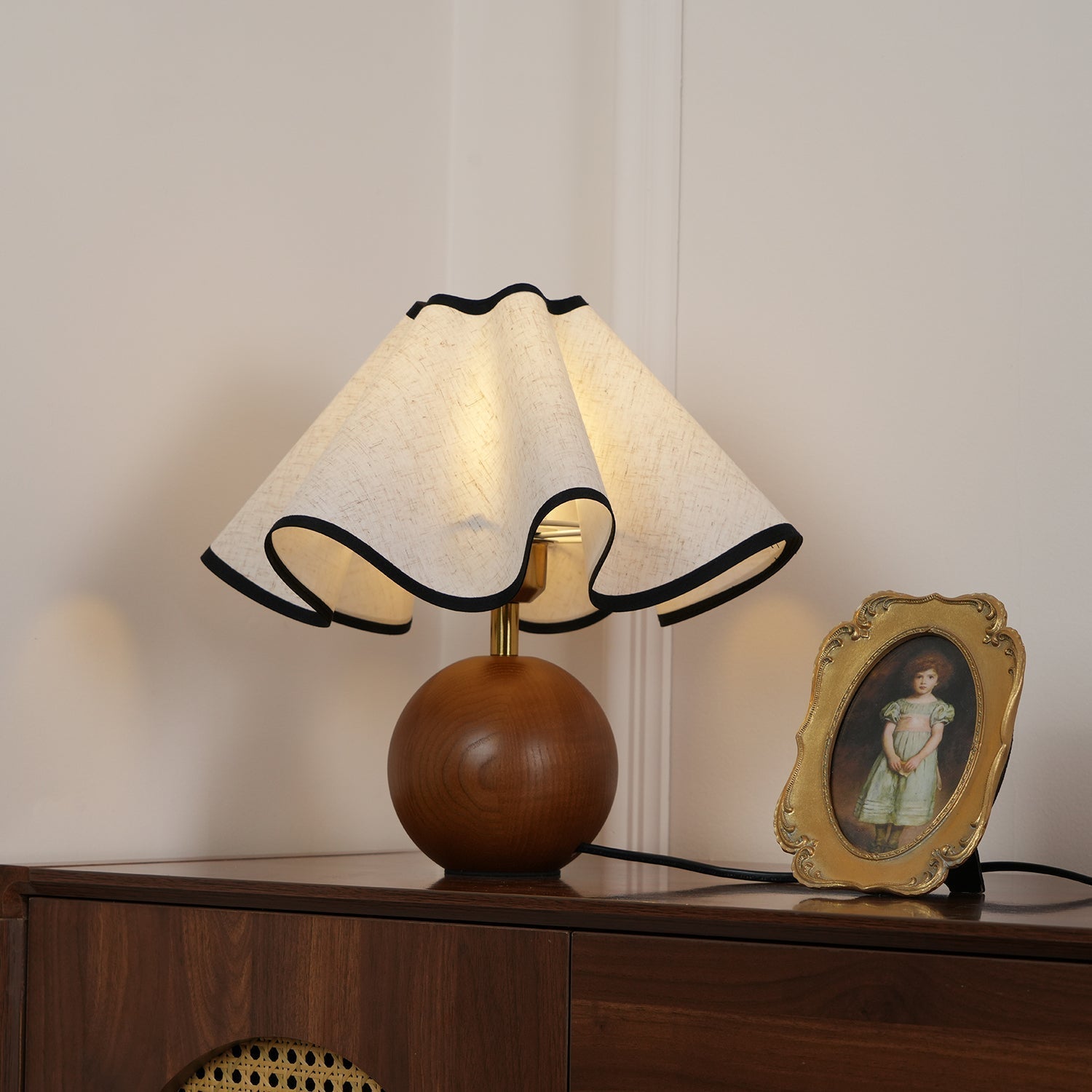 Lampada da tavolo Wave – Noce – Beige – 25×25×50 cm – Accento luminoso scultoreo per eleganza e calore
