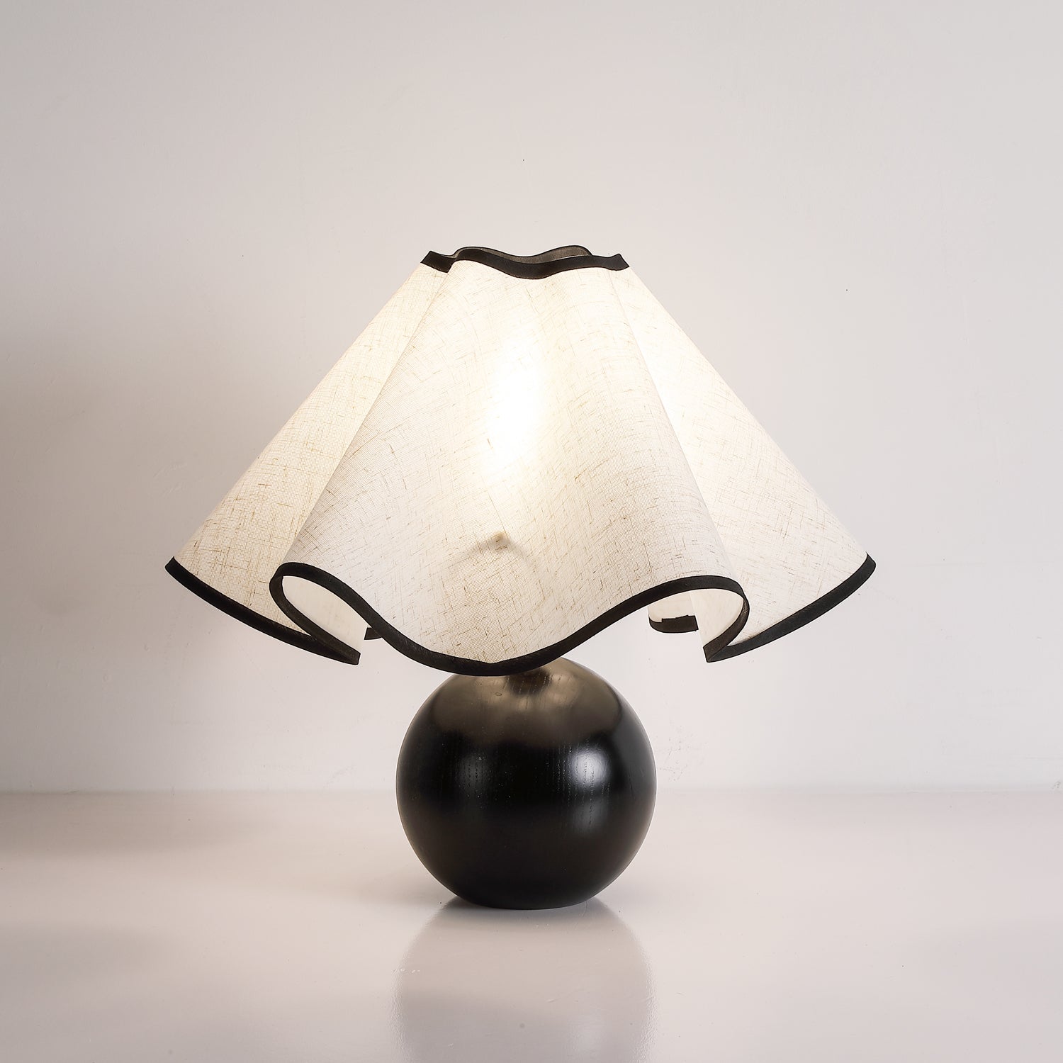 Lampada da tavolo Wave – Noce – Beige – 25×25×50 cm – Accento luminoso scultoreo per eleganza e calore