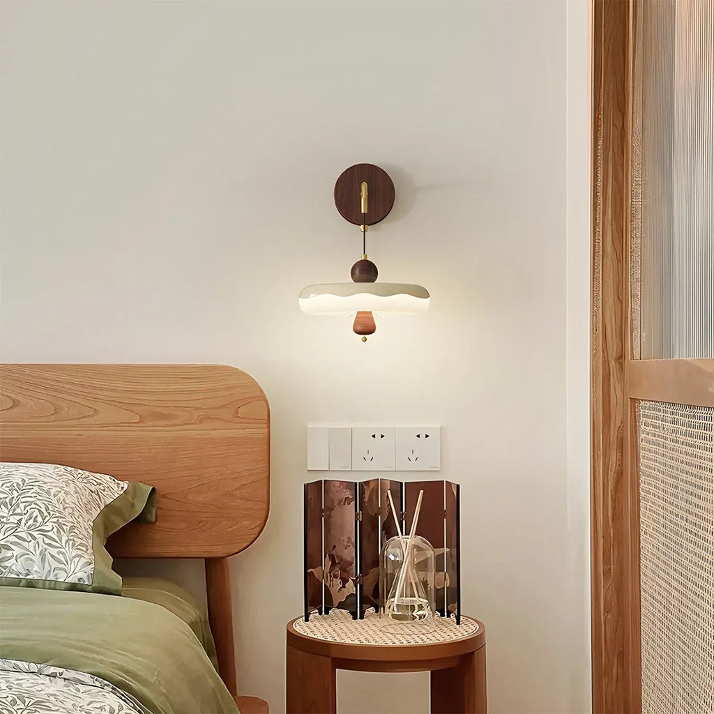 Lampada da Parete Zelani – Tessuto – Crema – Mensola in Legno Integrata – Design Scandinavo per Interni