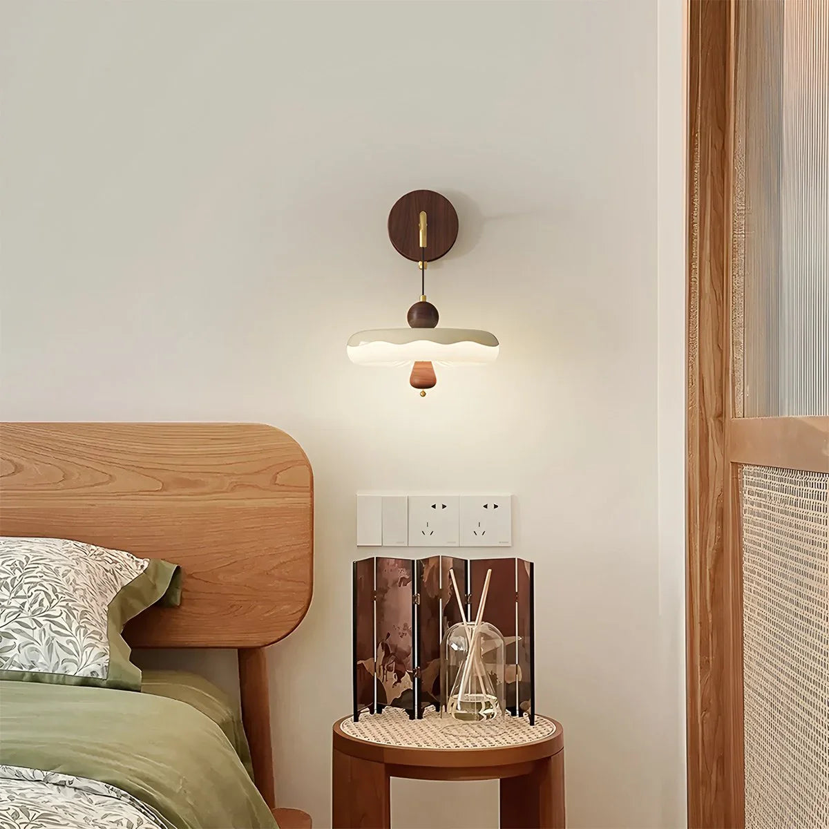 Lampada da Parete Zelani – Tessuto – Crema – Mensola in Legno Integrata – Design Scandinavo per Interni