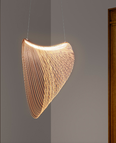 Lampada a sospensione Kerrin in legno di betulla per aree living accoglienti